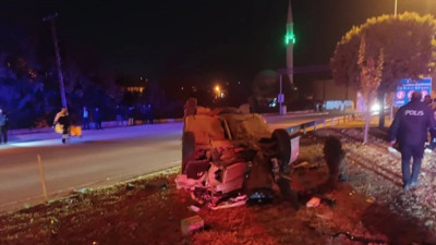 Lastiği patlayan otomobil takla attı: 2 yaralı (15 Kasım 2024)