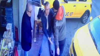 Kendisini bekleten taksiciye kızdı aracın Lastiklerini patlattı