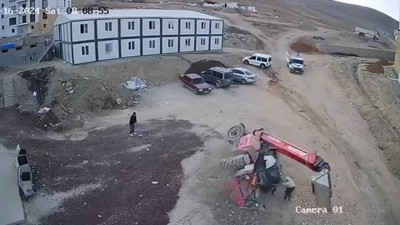 Elazığ’da feci kaza: İki genç iş makinasının altında kaldılar