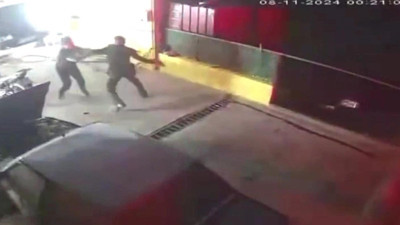 Gürültü yaparak çevreye zarar verdiler: Görevli polislere saldırdılar