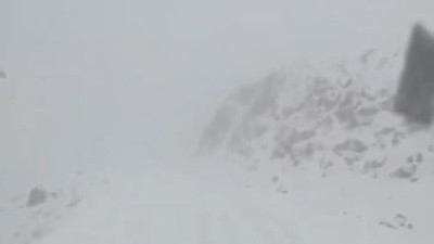 Muş'ta kar yol kapattı