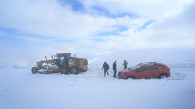 Muş’ta kar yağışı nedeniyle yollar kapandı, vatandaşlar mahsur kaldı