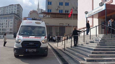 Öğretmen okuldaki merdivenden düştü