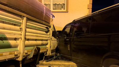 Lodosun sürüklediği 2 araç eve girdi. Mahalleli şaştı kaldı