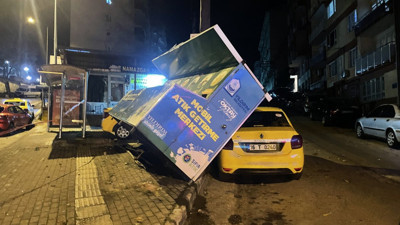 Bursa'yı fırtına vurdu: Ağaçlar duraklar devrildi