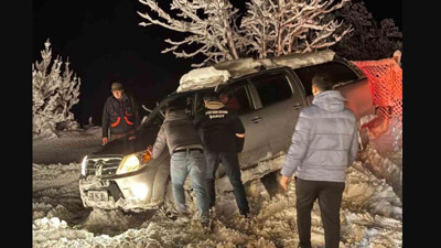Artvin’de hasta taşıyan servisi minibüsü kara saplandı
