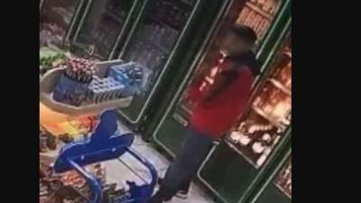 Avcılar’da tekel bayiinden içki çaldı: Kamara o sırada kayıttaydı