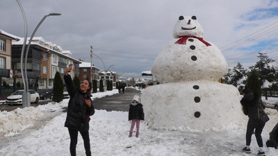 Bolu’da 5 metrelik kardan adam ilgi gördü
