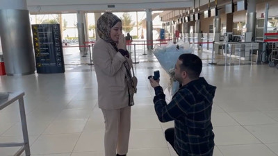 Yurt dışından gelerek havalimanında evlilik teklifinde bulundu