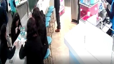 Beyoğlu’nda turistin akıl almaz yöntemi: Hesabı ödememek için tabağın içine saç teli koydu