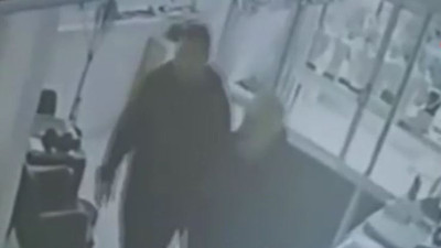 Kuyumcuyu dövüp altınları çaldılar. Suç makinesi çıktılar