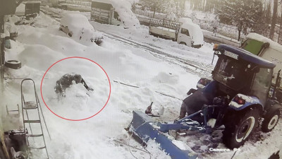 Kar kütlesi üzerine düştü ölümden döndü. Film sahnesi gibi