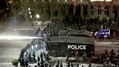 Gürcistan'da halk sokaklara indi