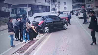 Keşan’da el frenini çekmeyi unuttuğu otomobil kendisine çarptı