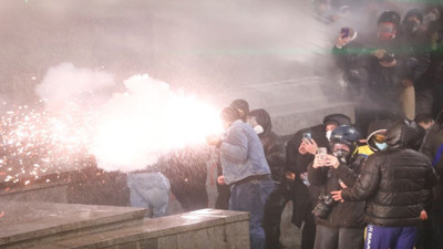 Gürcistan'da meydanlar muharebe alanına döndü