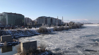 Ardahan’da soğuk hava etkisini gösterdi: Kura Nehri dondu