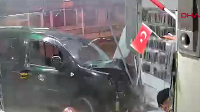 Direksiyon hakimiyeti kaybeden sürücü iş yerine daldı