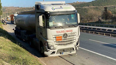 Tanker, otomobil ile çarpıştı: Kimyasal maddenin sızmaması faciayı önledi