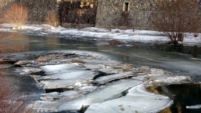 Bayburt’ta soğuk hava etkisini gösteriyor: Çoruh Nehri buz tuttu