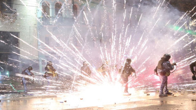 Gürcistan'da eylemciler polisle çatıştı. Parlamentoyu kuşattılar