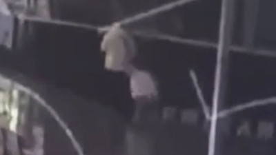 2 kardeşin denize düşme anı