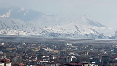 Yüksekova’da dağlar kara büründü