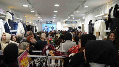 Bayburt’ta alışveriş izdihamı yaşandı. 10 TL'yi duyanlar mağaza önünde kuyruklar oluşturdu