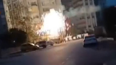 Şiddetli yağış nedeniyle temas eden elektirik telleri bomba gibi patladı