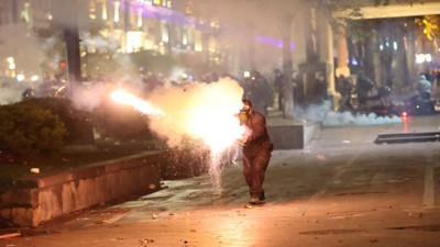 Gürcistan’da sokaklar durulmuyor: Protestocular polisle çatıştı