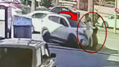 Adana'da kaldırımda yürümenin bile güvenli olmadığını gösteren fotoğraf