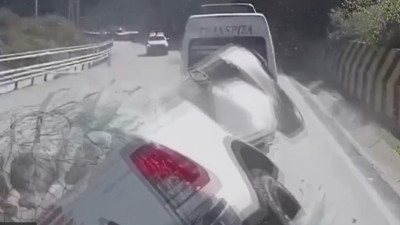 Peru'da dev kaya parçası aracın üzerine düştü. Dümdüz ett: 2 ölü, 1 yaralı