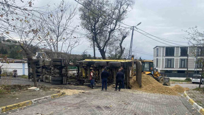 Beylikdüzü’nde facia.! Yol çöktü kamyon devrildi
