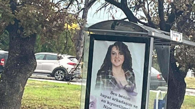 Çanakkale'de eşinin doğum gününü otobüs duraklarına astırdığı afişlerle kutladı