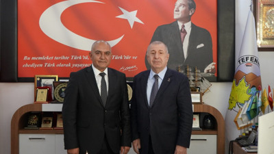 Zafer Partisi Lideri Ümit Özdağ ilk Belediye Başkanı Ümit Alagöz’e rozet taktı