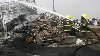 Nijerya'da korkunç kaza! Yolcu minibüsü ile kamyon çarpıştı: 12 öldü