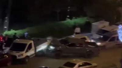 Kamyoneti yayaların üzerine sürdü park halindeki araçlara çarptı. Linçten polis kurtardı