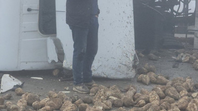 Kahramanmaraş'ta pancar yüklü tır devrildi