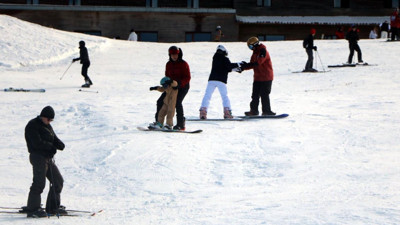 Kar kalınlığı 1 metreyi buldu Kartalkaya'da kayak sezonu açıldı