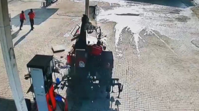 Petrol istasyonunda korkutan anlar: Traktörle pompayı yıktı