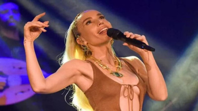 Sahne tarzı olay oldu! Ünlü şarkıcının o halleri sosyal medyayı salladı