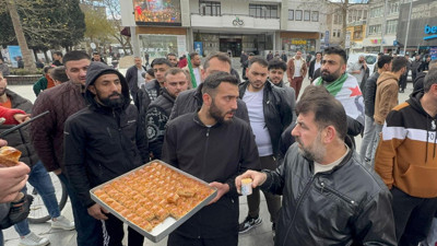 Suriyelilerden baklavalı, lokumlu kutlama