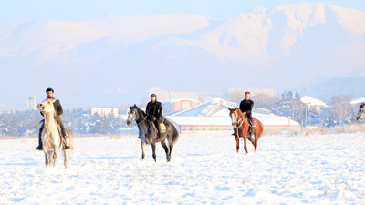 Erzurum'un karlı ovaları ‘atlı safari’ ile bütünleşti