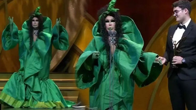 Bülent Ersoy’un kıyafeti sosyal medyada olay oldu! Giydiği elbisesi ‘marula’ benzetildi