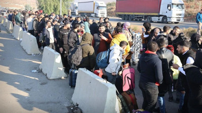 Suriye'ye dönenler sınır kapısında yığıldı... Akın akın dönüyorlar!