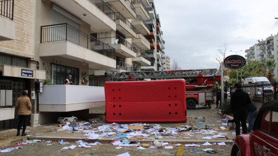 Genç kadın mahalleyi ayağa kaldırdı. Evdeki eşyaları sokağa attı