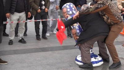 Netanyahu tek yumrukla yere serildi