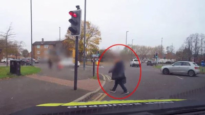 Polisten kaçan şahıs yaşlı adama çarparak havaya fırlattı: O anlar kameralara yansıdı