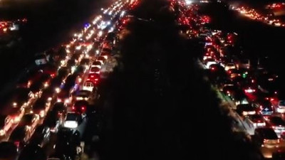 Suriyeliler araçlarını yolda bırakıp ülkelerine dönüyor! Suriye yolunda uzun kuyruklar oluştu