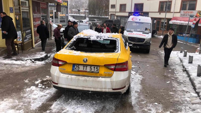 Çatıdaki tehlike! 2 araç ağır hasar gördü