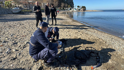 Bartın’da denizde define arayan bir kişi yakalandı: Objeler müze müdürlüğüne teslim edildi